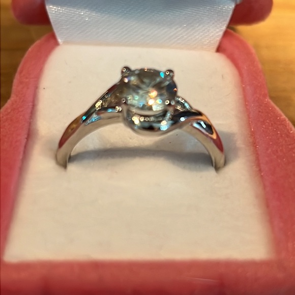 BEAUTIFUL 1.24Ct Moissanite set in 925 Sterling Silver. - Picture 6 of 9